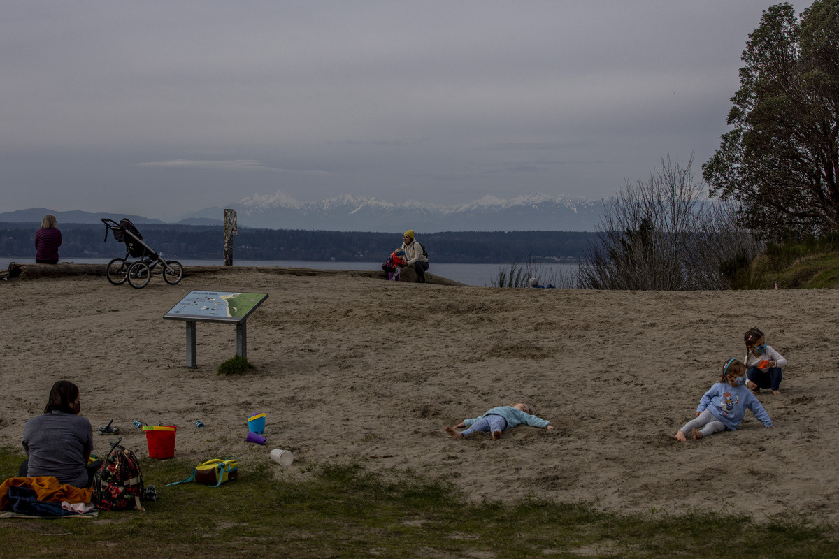 Kits playing in the sand at discovery park