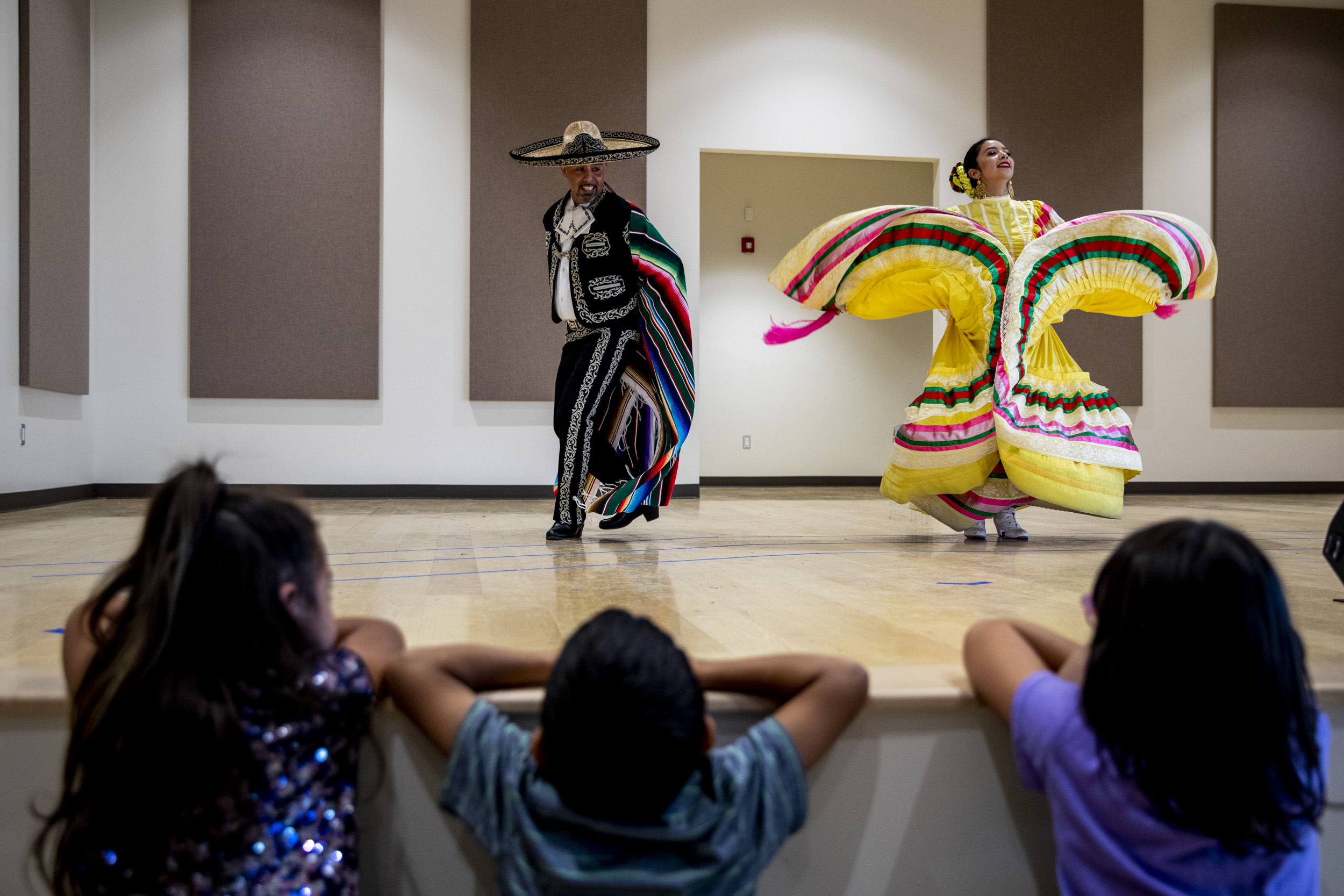 two dancers in folk costumes from Jalisco 