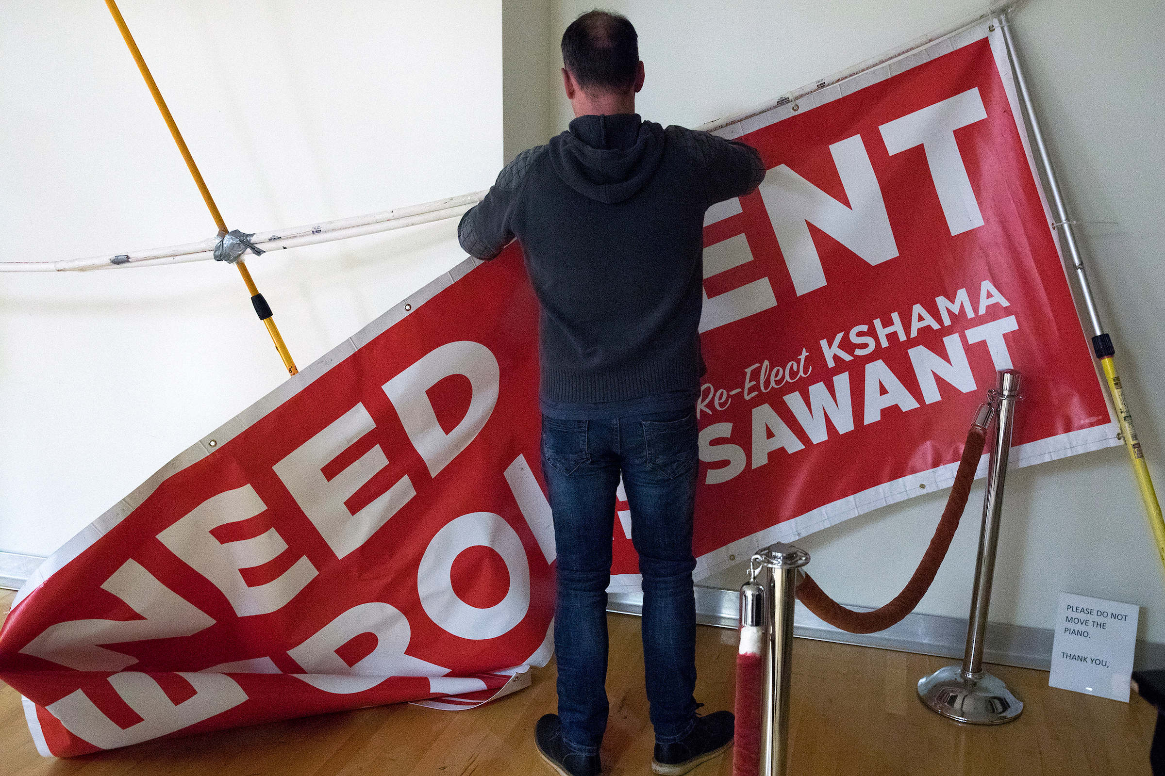 Campaign volunteer Michael O’Brien breaks down a Seattle City Councilmember Kshama Sawant sign.