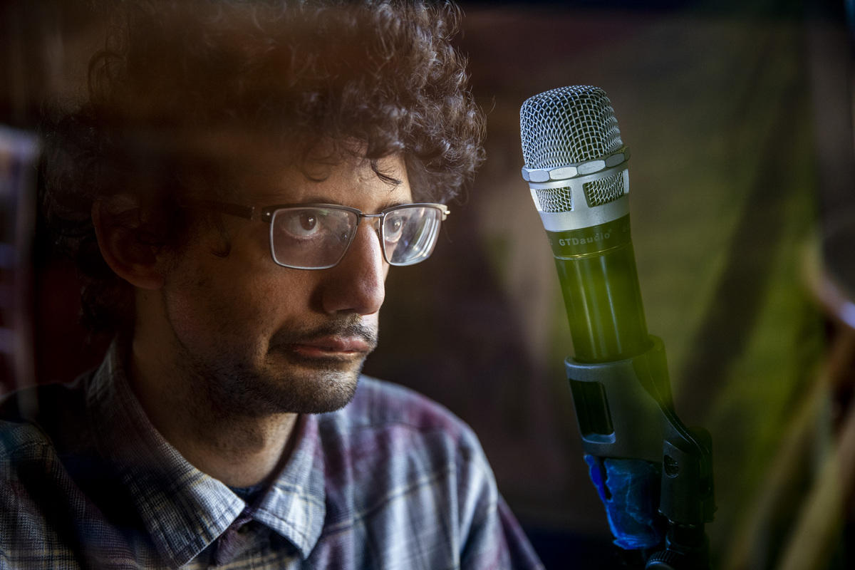 Hurwitz looks angry at mic that is actually a seperate image