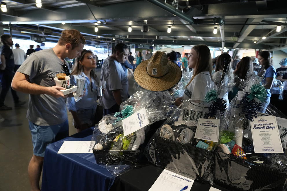 People at Mariners fundraiser looking at baskets